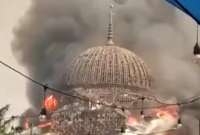 Se derrumba la cúpula de una mezquita en la capital de Indonesia. 