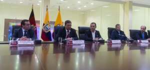 Las autoridades en la sede del Sistema Integrado de Seguridad ECU 911 en Quito durante la rueda de prensa. 