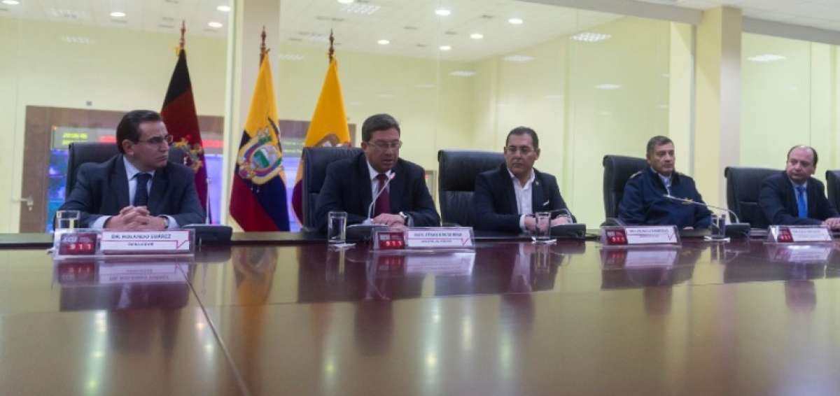 Las autoridades en la sede del Sistema Integrado de Seguridad ECU 911 en Quito durante la rueda de prensa. 