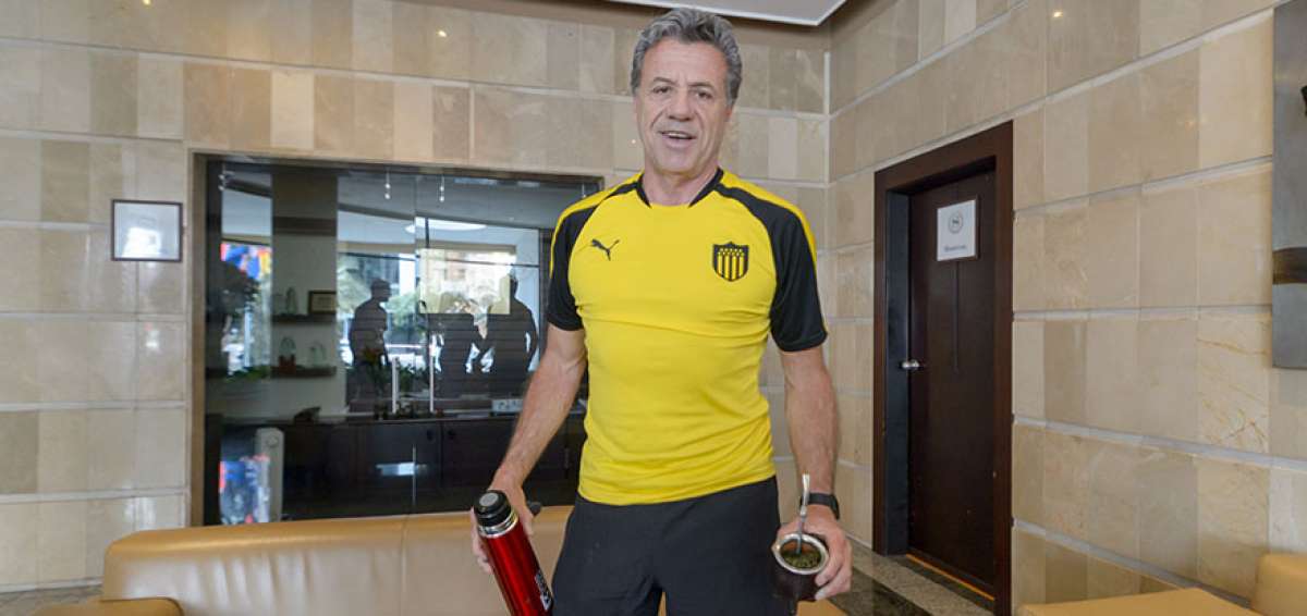 El uruguayo ataj&oacute; hasta los 38 a&ntilde;os. Jug&oacute; 15 a&ntilde;os en Pe&ntilde;arol, club con el que se retir&oacute; en la temporada 1997.
