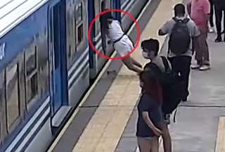 Mujer sobrevive tras caer a las vías del metro en Argentina