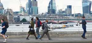 Grandes edificios de la ciudad de Londres vistos desde el puente de Waterloo, donde diariamente transitan cientos de peatones.
