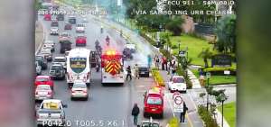 Las c&aacute;maras de videovigilancia captaron el momento en que un veh&iacute;culo se incendiaba.
