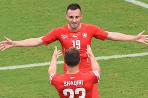 Los suizos Xherdan Shaqiri (abajo) y Josip Drmic celebran el segundo gol en la victoria 3-0 contra Honduras. Foto: AFP.