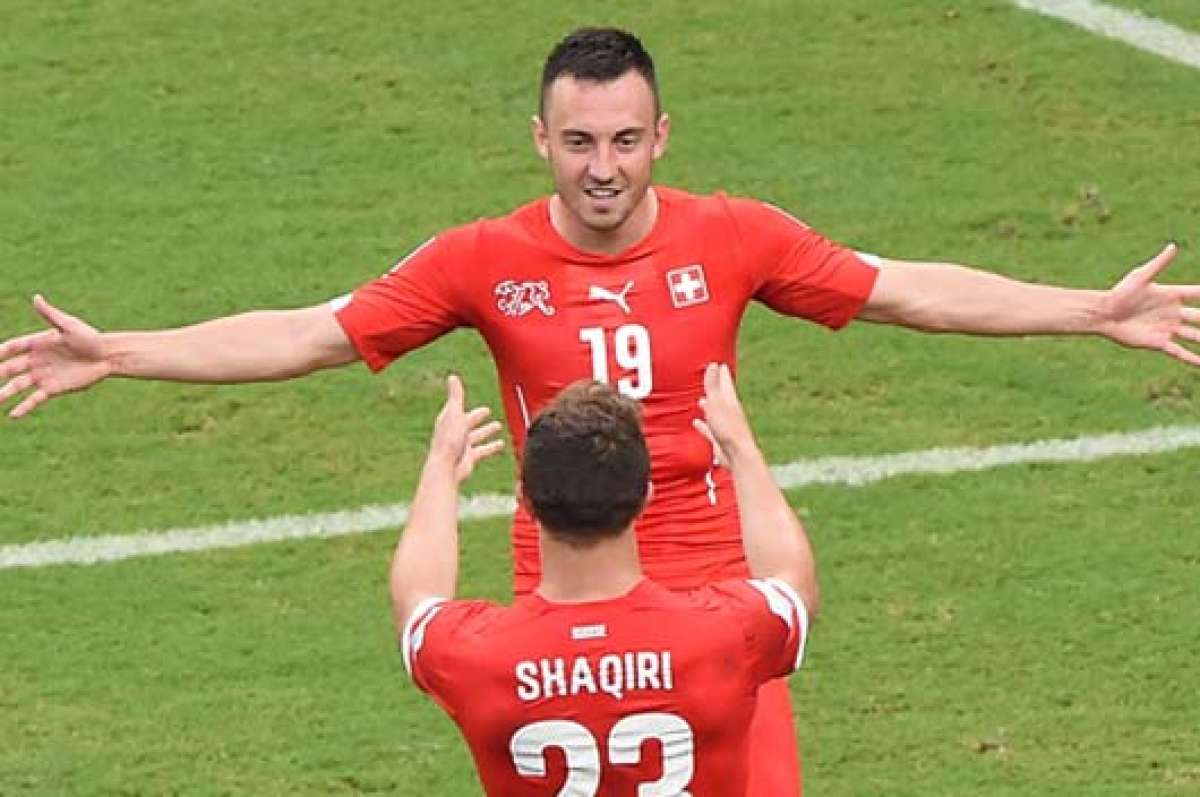 Los suizos Xherdan Shaqiri (abajo) y Josip Drmic celebran el segundo gol en la victoria 3-0 contra Honduras. Foto: AFP.