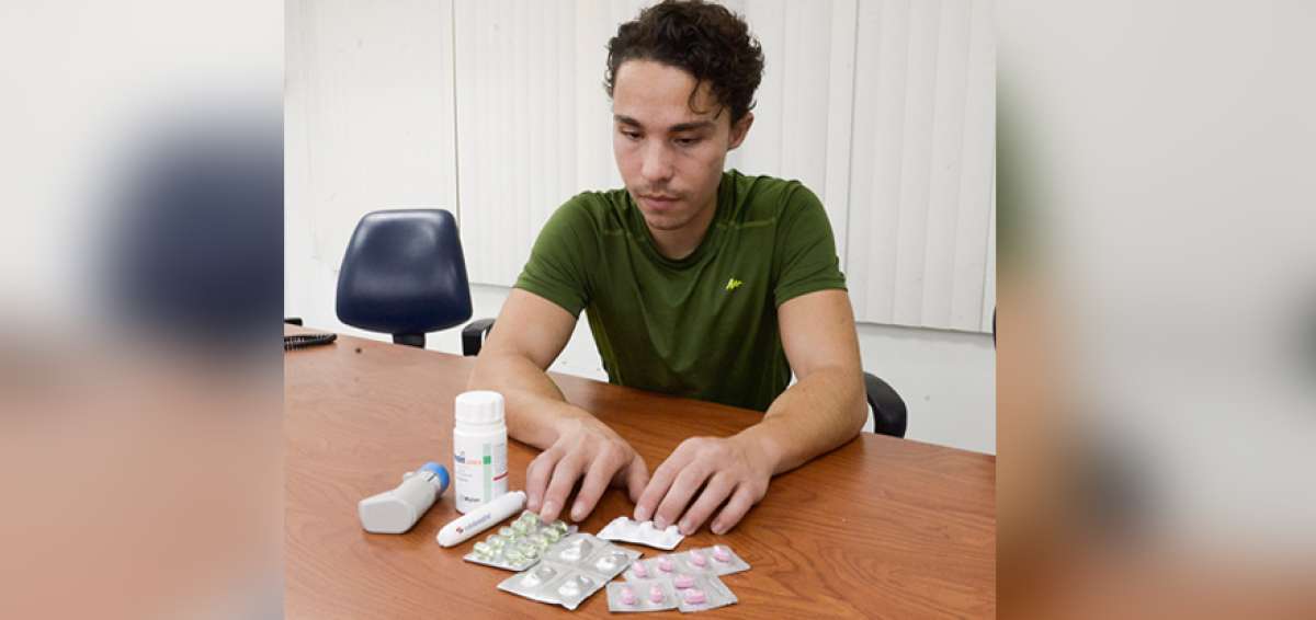 Richard David lleva en su mochila un kit de medicamentos que le permite sobrevivir a la patolog&iacute;a incurable que le diagnosticaron hace 23 a&ntilde;os.   