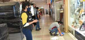 En los centros comerciales de Santo Domingo, los locales marcan en el piso la distancia segura entre clientes y la capacidad de cada negocio.