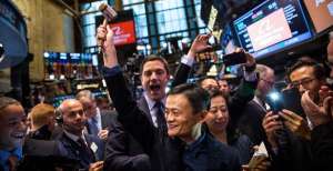El fundador del gigante chino asisti&oacute; a la apertura de la bolsa de Nueva York. Foto: AFP
