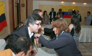 C&eacute;sar Mont&uacute;far recibe una insignia con la bandera de Ecuador, que se entreg&oacute; a los asistentes al foro. Foto: Fernando Machado / El Tel&eacute;grafo