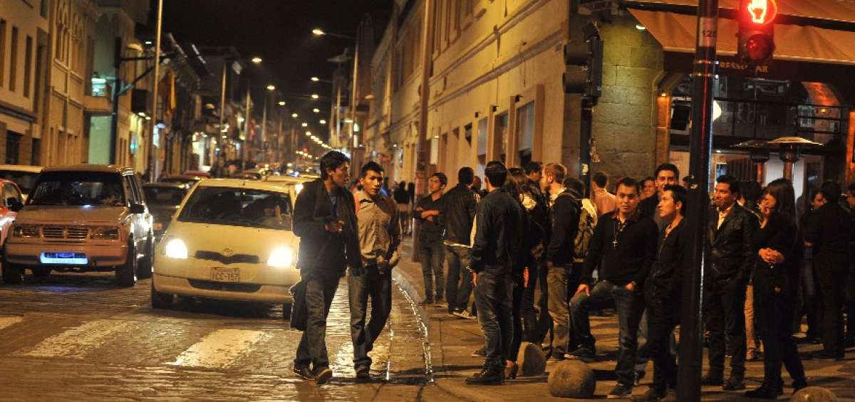 Entre semana tambi&eacute;n hay quienes recorren  la Calle Larga, en especial aquellos que por cuestiones de trabajo llegan a la urbe, principalmente  desde Guayaquil, Machala, Loja y Quito.  A ellos se suman los turistas extranjeros. 