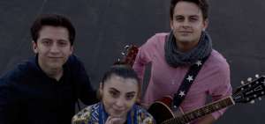 Desde la izquierda: Andr&eacute;s Rodr&iacute;guez (guitarra), Emilia Guerrero (voz y caj&oacute;n peruano) y David Valdivieso (guitarra), integrantes del grupo musical Halur. 