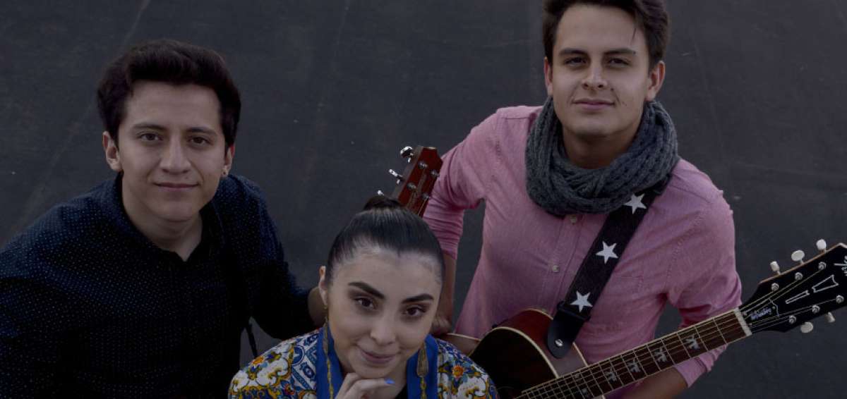 Desde la izquierda: Andr&eacute;s Rodr&iacute;guez (guitarra), Emilia Guerrero (voz y caj&oacute;n peruano) y David Valdivieso (guitarra), integrantes del grupo musical Halur. 