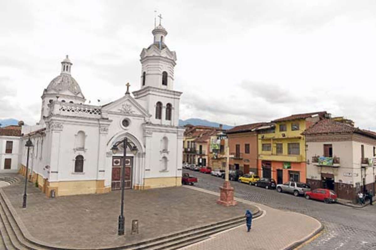 Junto a la iglesia se ubica la tradicional y venerada Cruz de San Sebasti&aacute;n, que fue colocada durante la &eacute;poca de la colonia para fomentar el cristianismo e indicaba la salida hacia el oeste de la ciudad de Cuenca. Foto: Jos&eacute; Luis LLivisaca | El Tel&eacute;grafo
