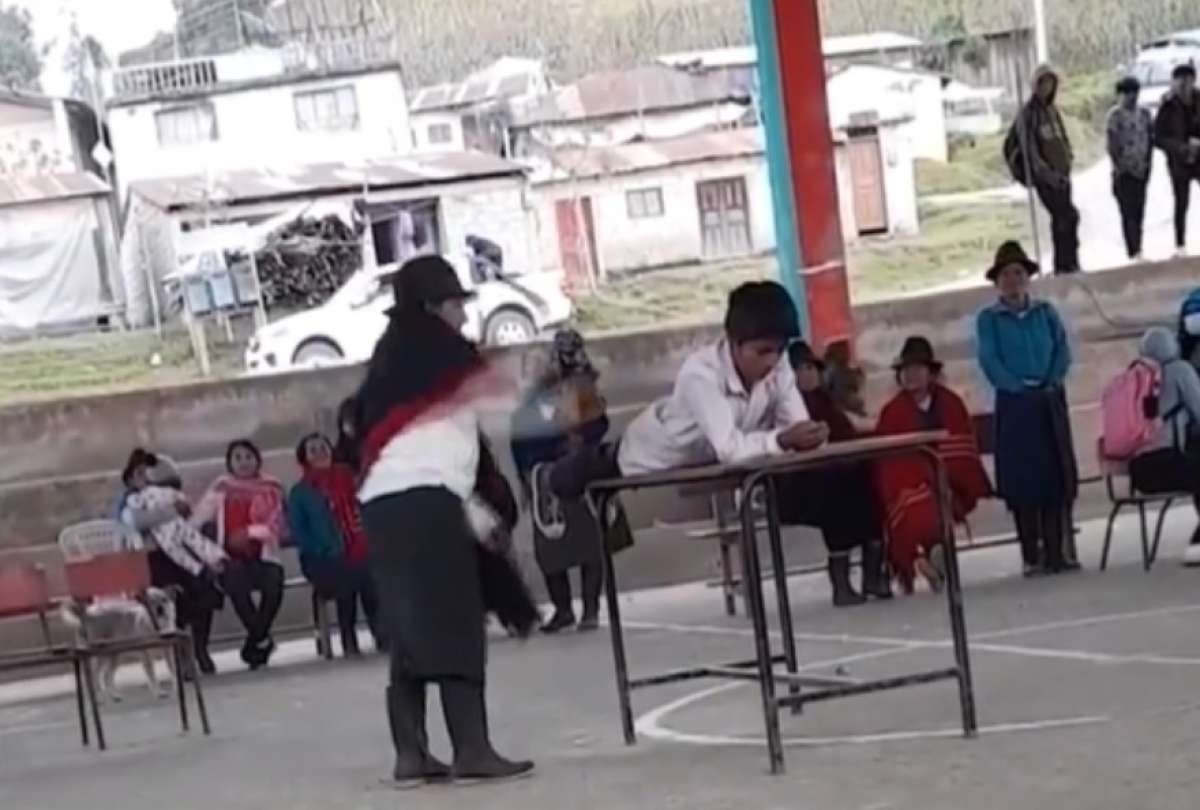 En redes sociales se compartió un video donde una mujer golpea a menores.