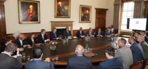 Len&iacute;n Moreno y miembros de su gabinete mantuvieron una reuni&oacute;n con el vicecanciller de la Universidad de Edimburgo, Peter Mathieson, y empresarios de Reino Unido interesados en invertir en Ecuador.
