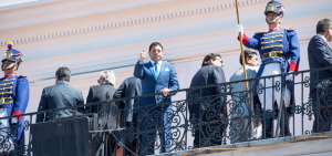 Jorge Calder&oacute;n, presidente de la Federaci&oacute;n de Taxistas, durante el cambio de guardia en Carondelet, el lunes.