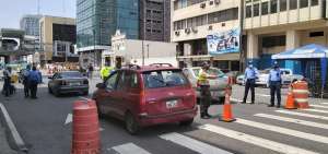 En la avenida Quito, centro de Guayaquil, se mantiene un puesto de control para verificar que los conductores circulen en los d&iacute;as permitidos y el buen uso del salvoconducto.