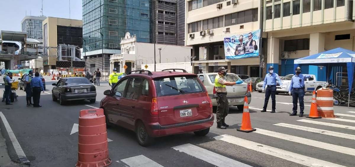 En la avenida Quito, centro de Guayaquil, se mantiene un puesto de control para verificar que los conductores circulen en los d&iacute;as permitidos y el buen uso del salvoconducto.