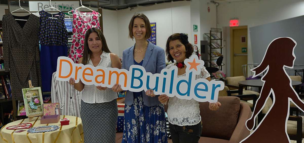 Marjorie L&oacute;pez, Erin Markley (representante del consulado) y Lorena Z&uacute;&ntilde;iga.