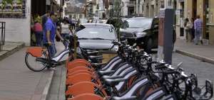La bicicleta se ha convertido en un medio de transporte alternativo en Cuenca. La ciudadan&iacute;a va familiariz&aacute;ndose de a poco con estos aparatos.