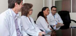 Mar&iacute;a G, madre de la menor, junto con el equipo de m&eacute;dicos que realiza los trasplantes en el nosocomio.