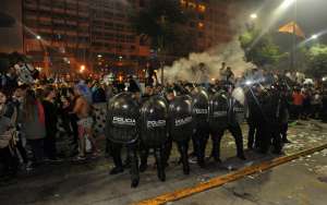 La Polic&iacute;a Metropolitana tuvo que intervenir en los festejos que se llevaban acabo en el Obelisco de Buenos Aires. Foto: EFE