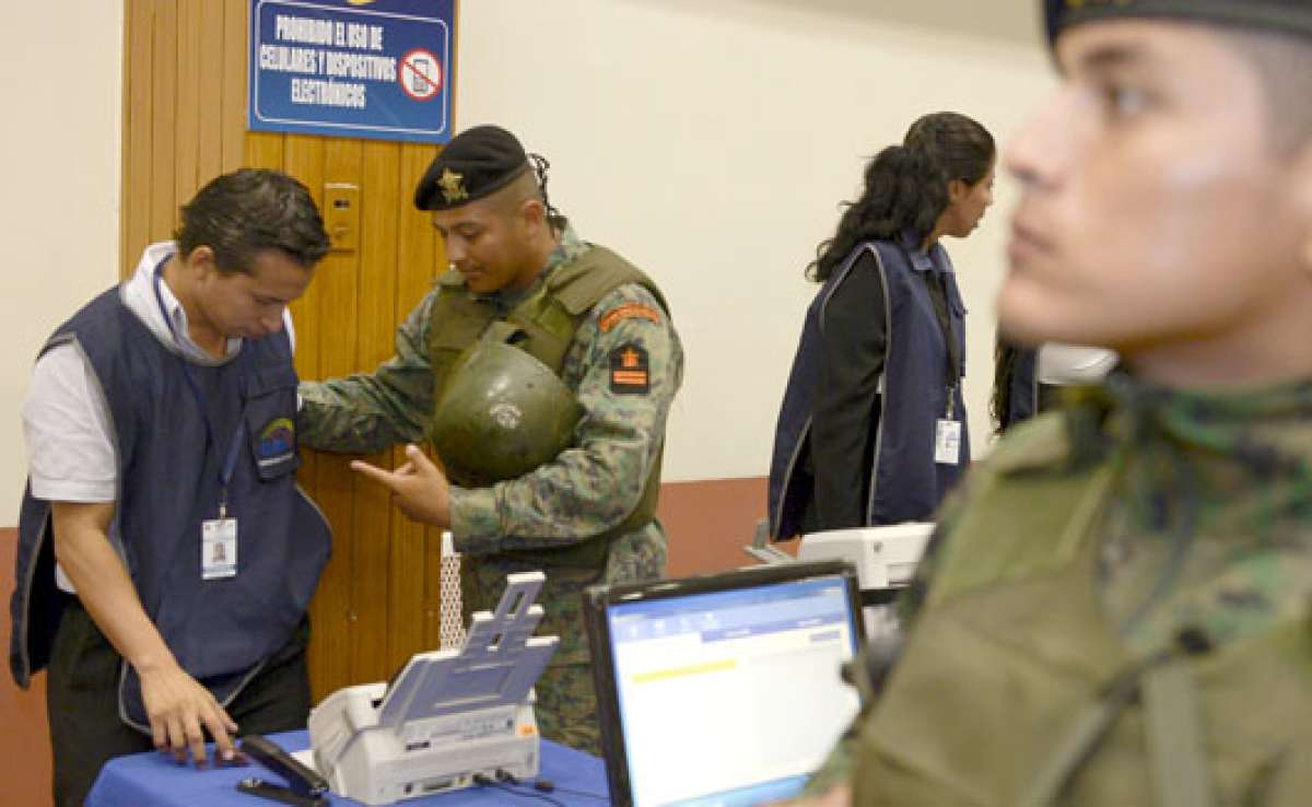 Ayer se retomaron los escrutinios en la Junta Provincial Electoral del Guayas. Foto: Lylibeth Coloma