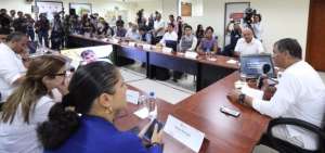 El Jefe de Estado durante un conversatorio con la prensa en Machala. 