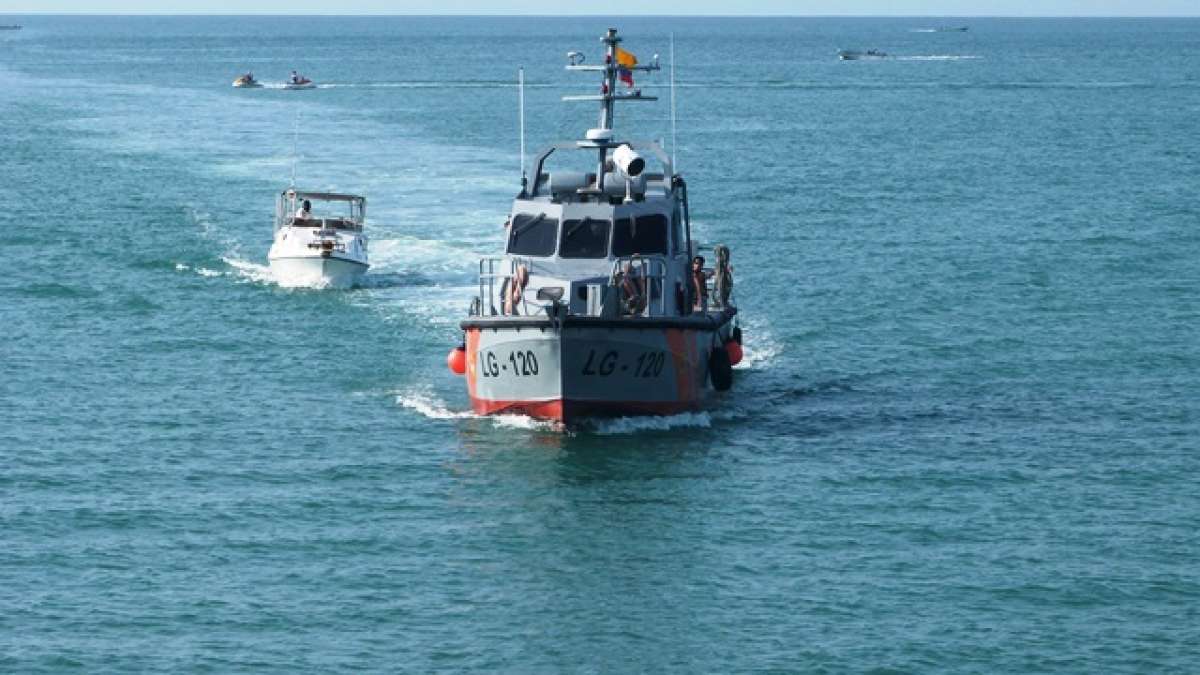 Momentos en los que la embarcaci&oacute;n fue remolcada por la lancha guardacostas &ldquo;R&iacute;o Curaray&rdquo;. Foto: Cortes&iacute;a de la Capitan&iacute;a del Puerto de Salinas