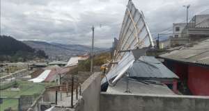 Ventarr&oacute;n deja sin techo una casa en el centro de Quito