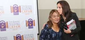  Pepita Albarrac&iacute;n (izq.), madre de la joven que se suicid&oacute; en 2002 en un colegio de Guayaquil, reiter&oacute; que su hija fue abusada por el exvicerrector