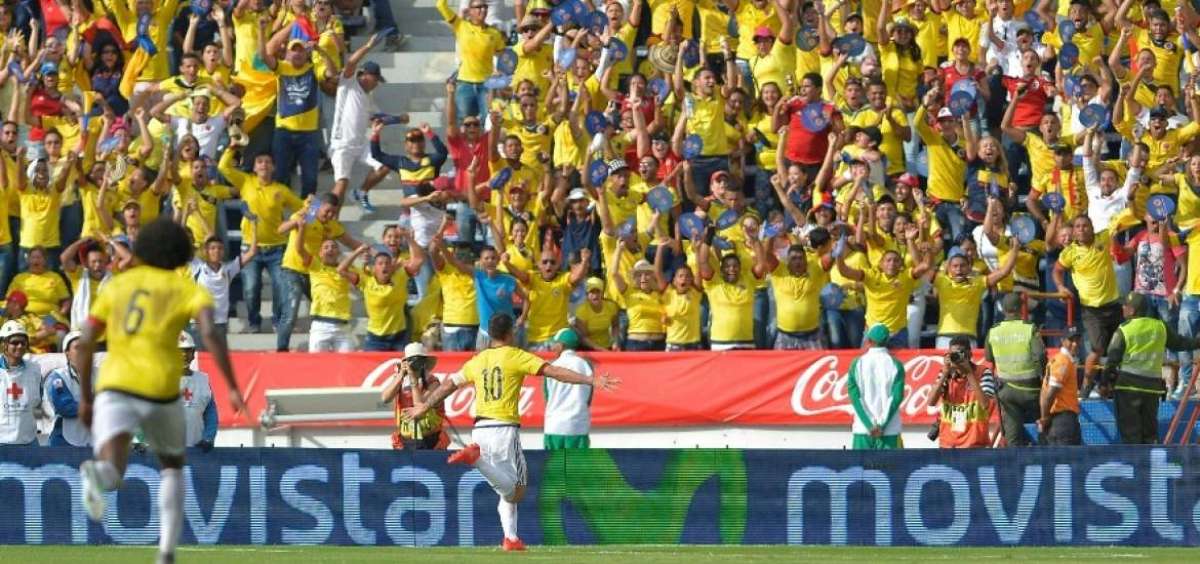 James Rodr&iacute;guez (10) celebra con la hinchada el primer tanto del compromiso, que abri&oacute; la ruta del triunfo de Colombia frente a Venezuela.
