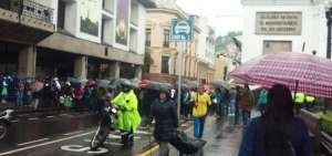 Vecinos de San Juan Bosco reclaman frente a la Alcald&iacute;a de Quito