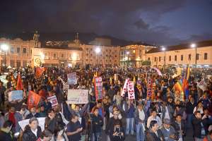 Los manifestantes de la oposici&oacute;n se concentraron, tras la marcha, en la Plaza de Santo Domingo, en Quito. Foto: Daniel Molineros/El Tel&eacute;grafo