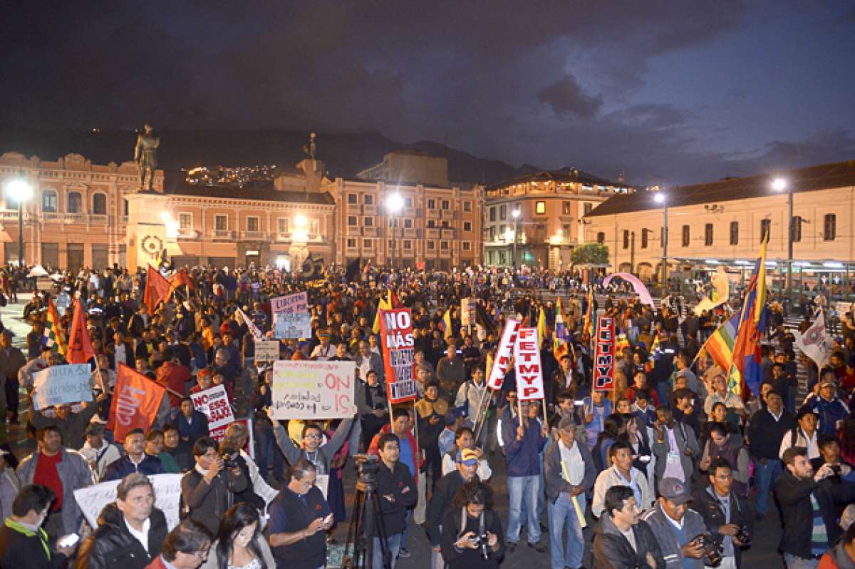 Los manifestantes de la oposici&oacute;n se concentraron, tras la marcha, en la Plaza de Santo Domingo, en Quito. Foto: Daniel Molineros/El Tel&eacute;grafo