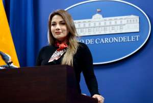 Carolina Jaramillo, vocera de Carondelet, anunció en rueda de prensa que el Ejecutivo ajustará parte del cuestionario enviado a la Corte Constitucional.