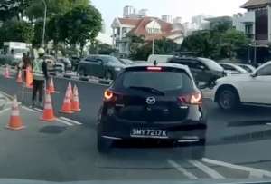  Una conductora fue rescatada tras caer con su vehículo en un enorme socavón en Singapur.
