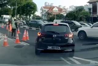  Una conductora fue rescatada tras caer con su vehículo en un enorme socavón en Singapur.