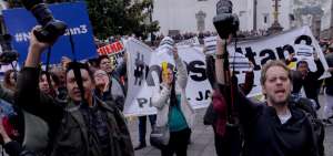 Grupos de periodistas se re&uacute;nen a diario en la Plaza Grande para exigir la liberaci&oacute;n de sus colegas.
