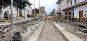 Los trabajos contin&uacute;an en la calle Mariscal Lamar. Son 200 obreros que laboran tras el retiro del consorcio espa&ntilde;ol Cuatro R&iacute;os de Cuenca.