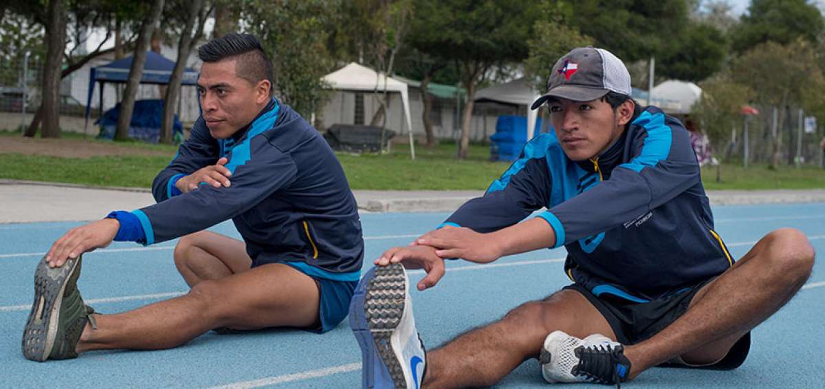 El atleta Jonathan Aucacama (d) emprender&aacute; este proyecto el 14 de noviembre y estar&aacute; acompa&ntilde;ado por David Vel&aacute;squez (i) en el trayecto.