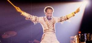 Maurice White era baterista de sesi&oacute;n. Con Earth, Wind &amp; Fire cantaba junto con Philip Bailey. Adem&aacute;s era arreglista, director y productor.