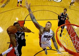 Kawhi Leonard (i.) fue el m&aacute;ximo anotador de los Spurs de San Antonio en el cuarto partido de la serie final. Foto: AFP