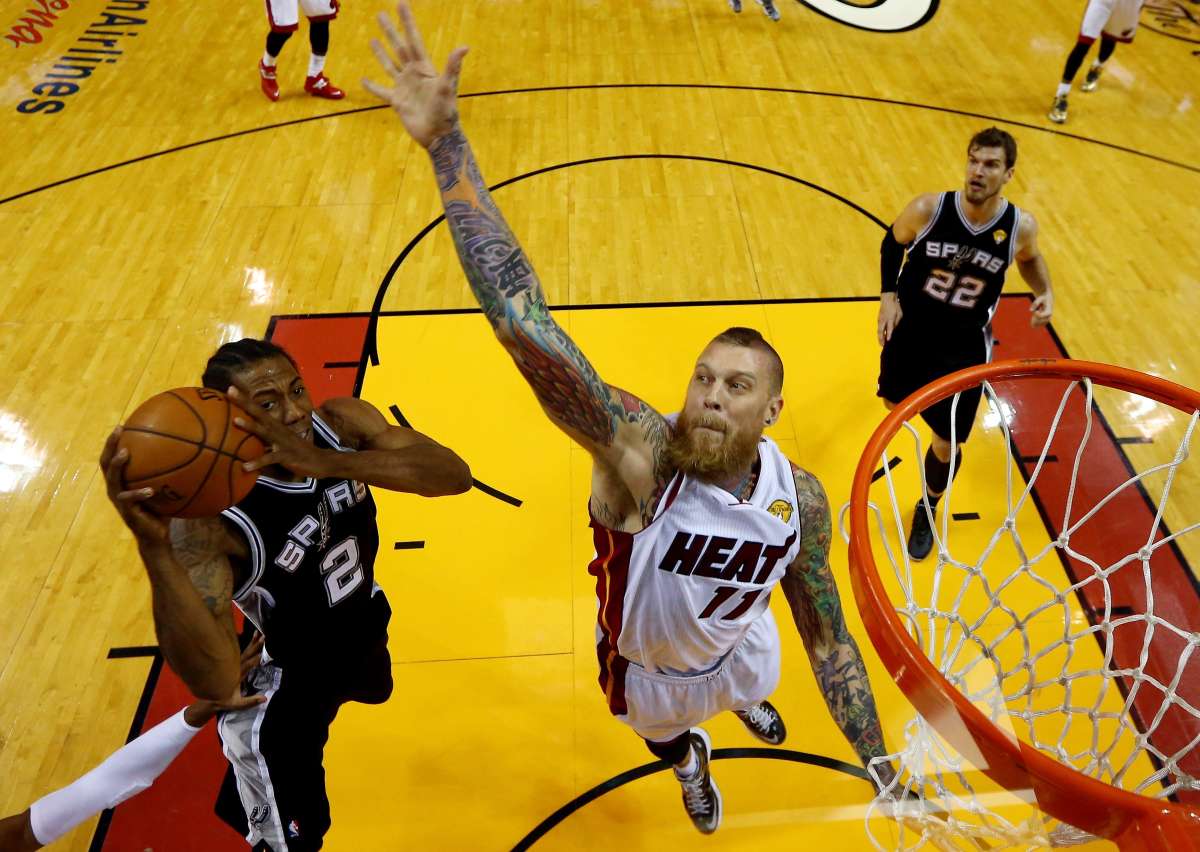 Kawhi Leonard (i.) fue el m&aacute;ximo anotador de los Spurs de San Antonio en el cuarto partido de la serie final. Foto: AFP