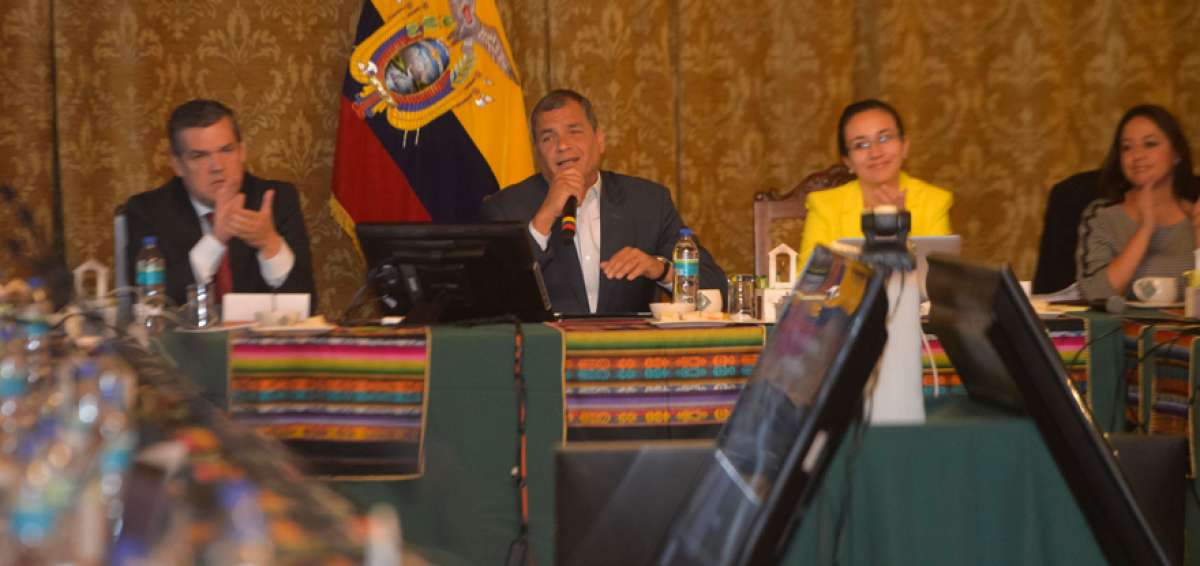 El presidente Correa, durante una reuni&oacute;n que mantuvo con los gobernadores, agradeci&oacute; el trabajo del ministro Fausto Herrera.