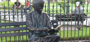 La escultura del poeta guayaquile&ntilde;o Medardo &Aacute;ngel Silva se encuentra en el exterior del parque Seminario, en la calle Chile.