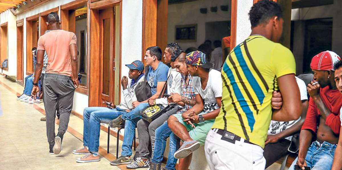 Los jugadores asistieron ayer al complejo Carcel&eacute;n para tratar de hablar con alg&uacute;n dirigente. Foto: &Aacute;lvaro P&eacute;rez / El Tel&eacute;grafo