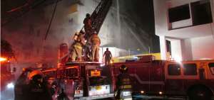 Los bomberos utilizaron carros escalera para arrojar agua desde lo alto. El incendio no dej&oacute; heridos.