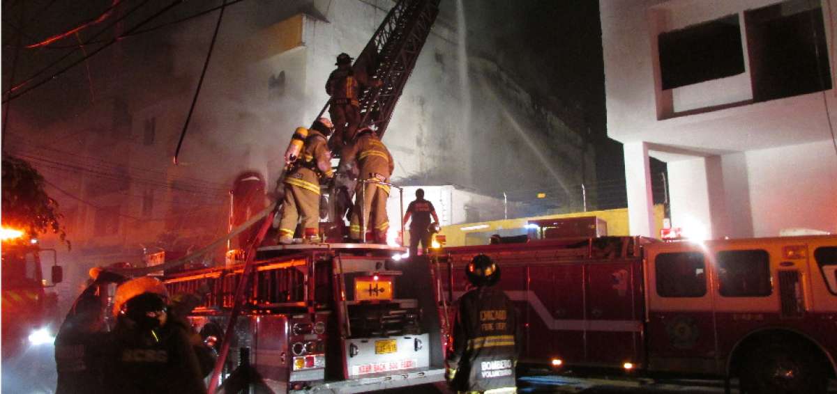 Los bomberos utilizaron carros escalera para arrojar agua desde lo alto. El incendio no dej&oacute; heridos.