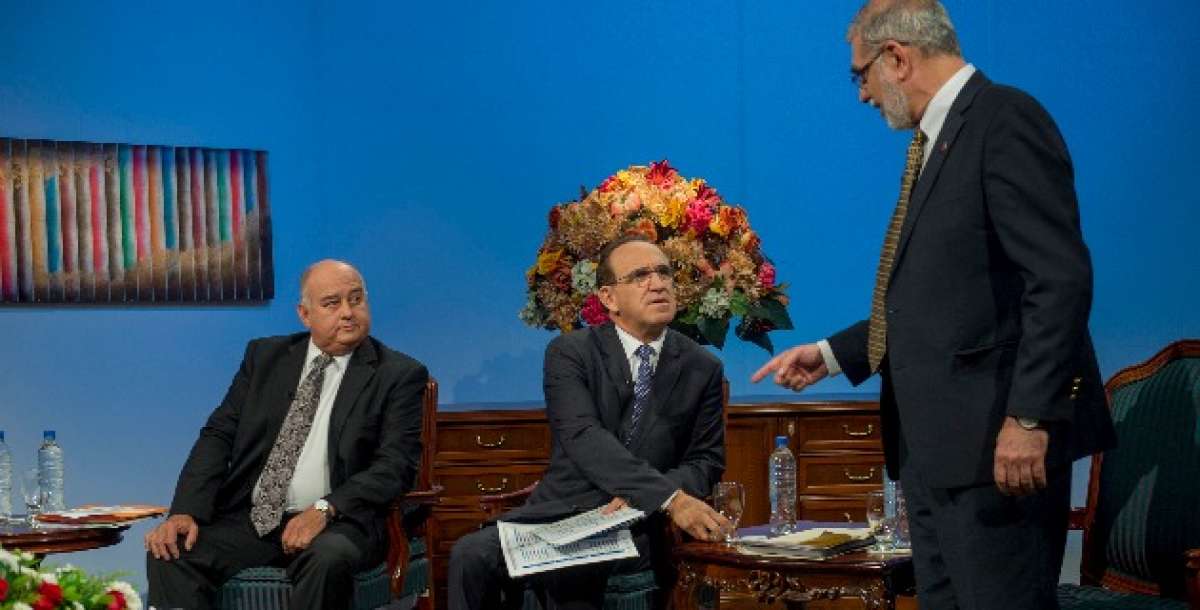 Mauricio Pozo (i), Ramiro Gonz&aacute;lez (c) y Alberto Dahik mientras se alistaban para el debate antes de la llegada del presidente Rafael Correa. Foto: Fernando Sandoval/El Tel&eacute;grafo